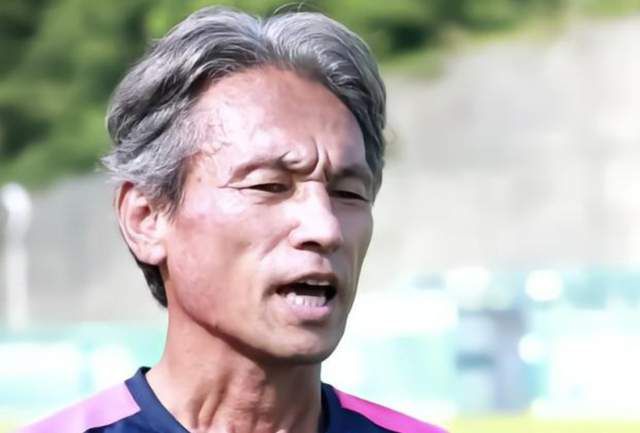 六台记者：特狮接受手术，巴萨门将引援考虑阿森霍、德赫亚　据西班牙六台记者JoseAlvarezHaya透露，巴萨考虑签下阿森霍或德赫亚。